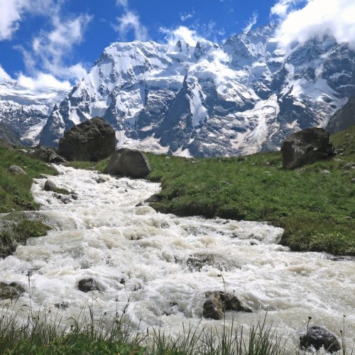 Треккинг налегке в Безенги с размещением в альплагере