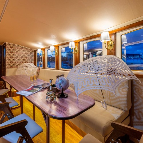 Индивидуальная экскурсия на атмосферном катере «Онегин»