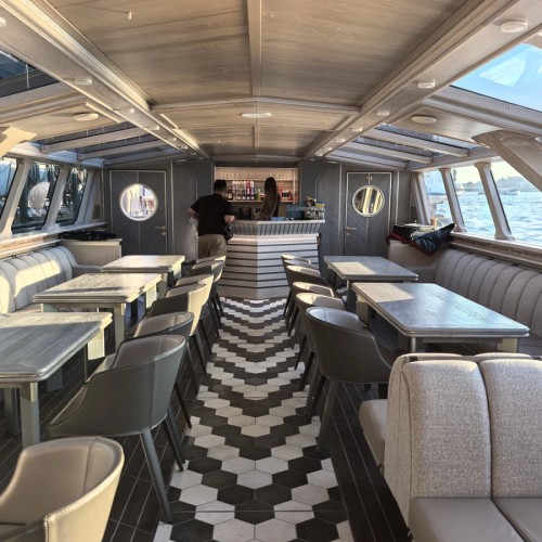Вояж на элитном теплоходе в сопровождении гида и живой музыки