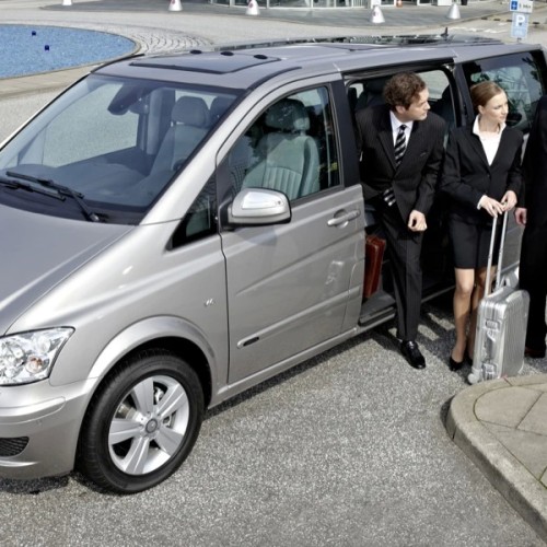 Трансфер на Tesla из аэропорта с экскурсией по Петербургу