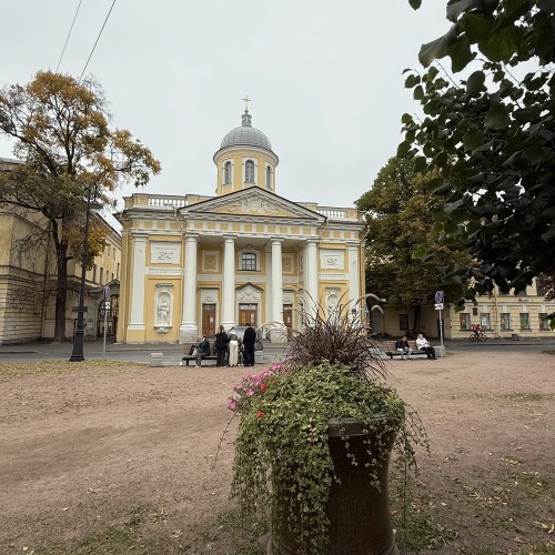 По Васильевскому с островитянином!