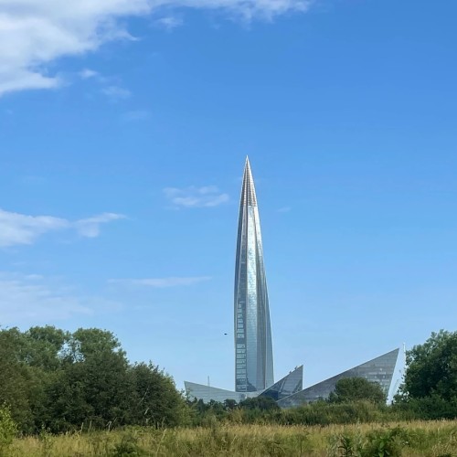 «Лахта: назад в будущее» — небанальные локации Петербурга с краеведом