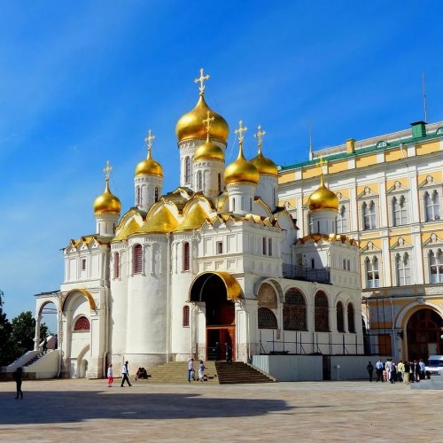 Детская экскурсия по территории Кремля
