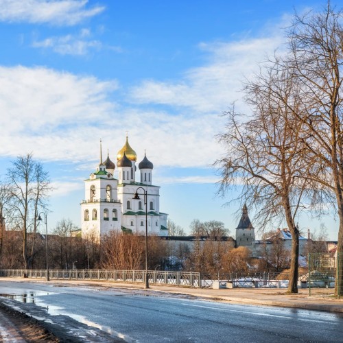По древнему Пскову с историком