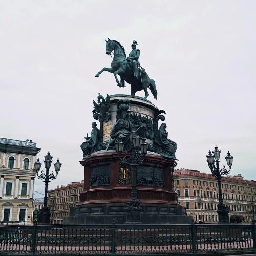 Полуденный выстрел и колоннада Исаакиевского собора