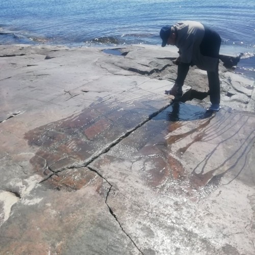 Своей компанией по Карелии: первобытные послания у Онежского озера, Кижи и прогулка на катере