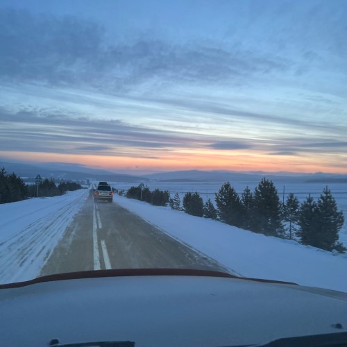 Зимняя рыбалка на льду Байкала своей компанией