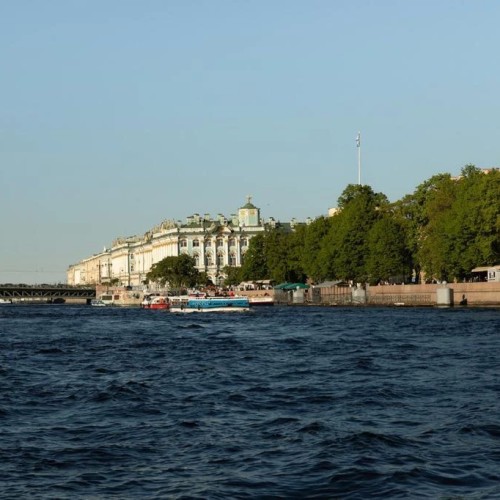 Город горожан: по Петербургу на уютном катере