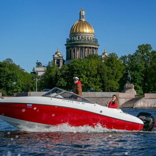 На ярком катере — по рекам и каналам Петербурга