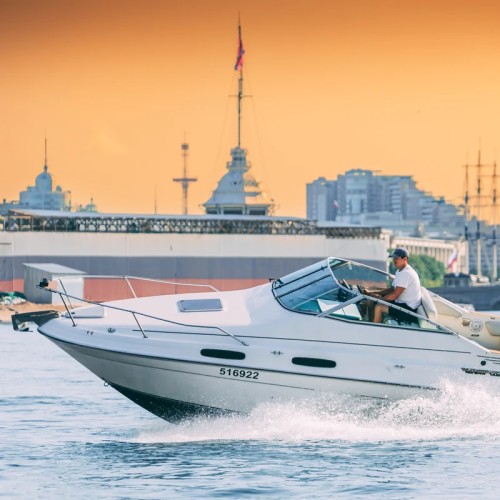 Водные линии Северной столицы: путешествие на катере