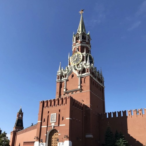 «Москва — это Красная площадь, Москва — это звёзды Кремля...»