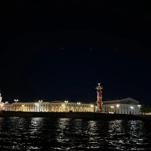 К разводным мостам — на ночном теплоходе