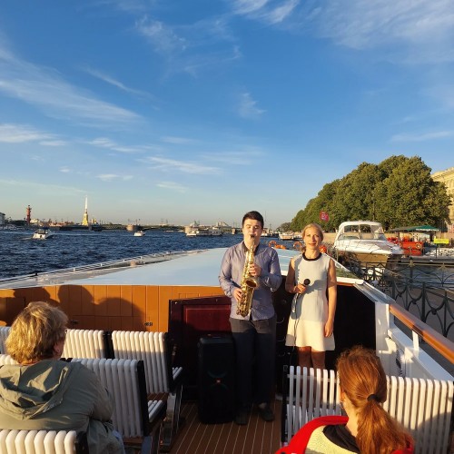 Вояж на элитном теплоходе в сопровождении гида и живой музыки