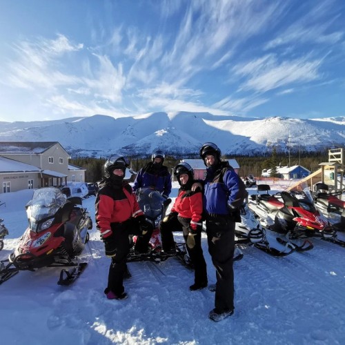 «Всё включено» на Кольском: охота за сиянием, снежное сафари, айс-флоатинг, арктическая кухня