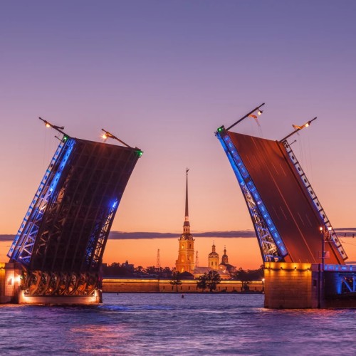 Петербург в летнюю ночь: атмосферная прогулка на катере и развод мостов