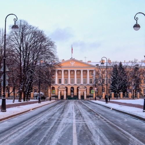 Смольный за 300 лет: от Смольного двора до убийства Кирова