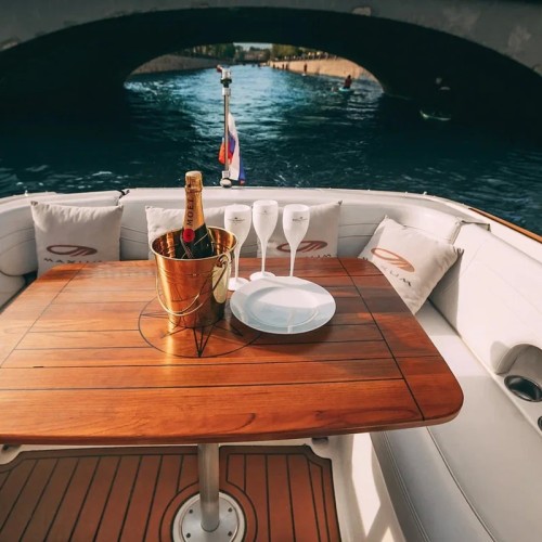 Петербург с воды и разводные мосты: на катере Mustang с капитаном