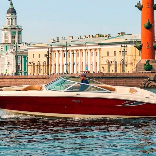 На катере по Мойке и Фонтанке — только своей компанией
