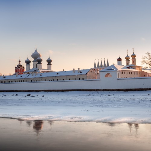 Монастыри Тихвина: из Петербурга — к чудотворным иконам