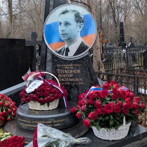 Кумиры, герои и святые старинного Ваганьковского кладбища в Москве