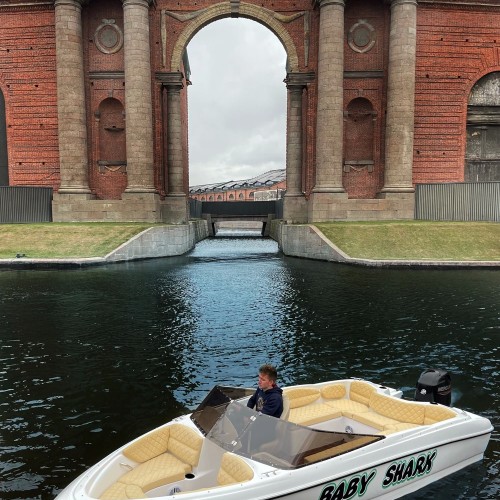 На красивом катере по Петербургу: индивидуальная прогулка