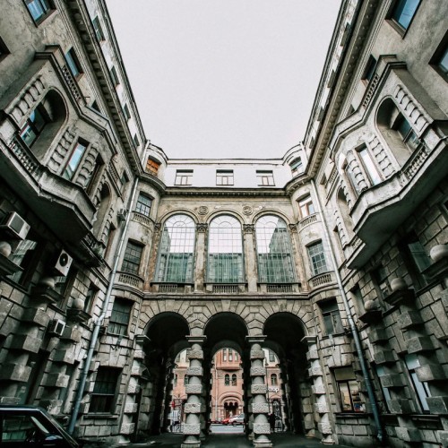 Секреты и лабиринты Петроградской стороны: дворы, парадные, легенды