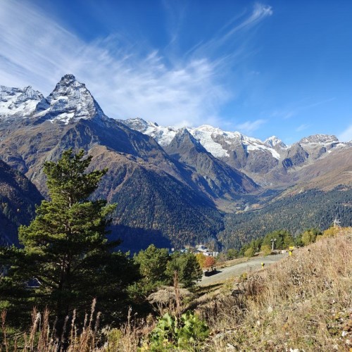 А давай в Домбай? Треккинг без рюкзаков