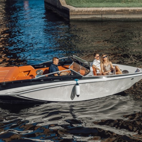 Классика Петербурга: прогулка на катере с аудиогидом или музыкой