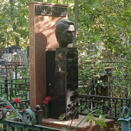 Грибы и гробы: по старинному кладбищу Нижнего Новгорода с микологом