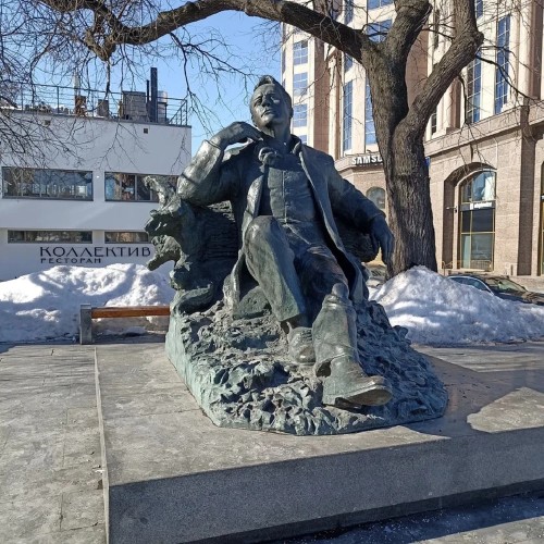 За каждым успешным мужчиной стоит великая женщина