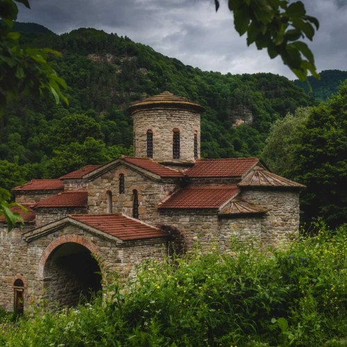 Всё лучшее на Кавказе — для вас: топ-локации, кухня, отдых на источниках, конная прогулка, рыбалка