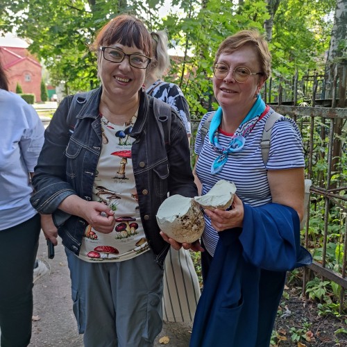 Грибы и гробы: по старинному кладбищу Нижнего Новгорода с микологом