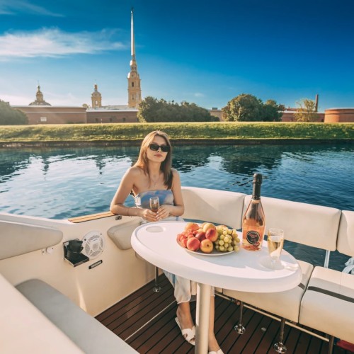 Водные линии Северной столицы: путешествие на катере