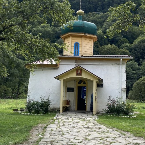 На джипах к водопадам Домбая и Архыза: индивидуальный отпуск с лёгкими треккингами