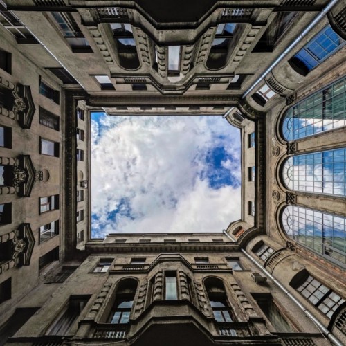 Секреты Петроградской стороны: дворы-колодцы, парадные и доходные дома