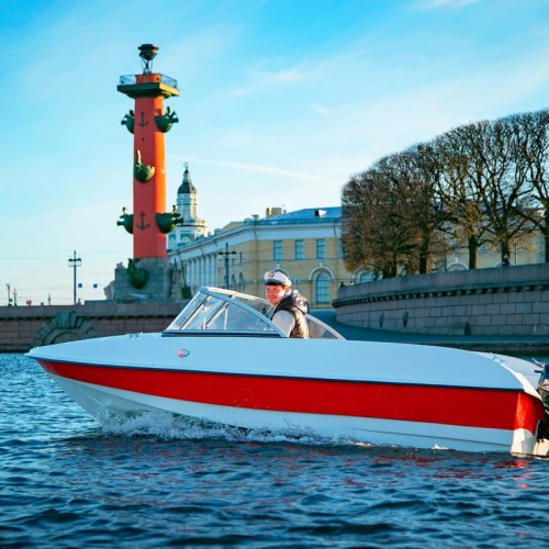 На катере — к центральным достопримечательностям, островам или просторам залива