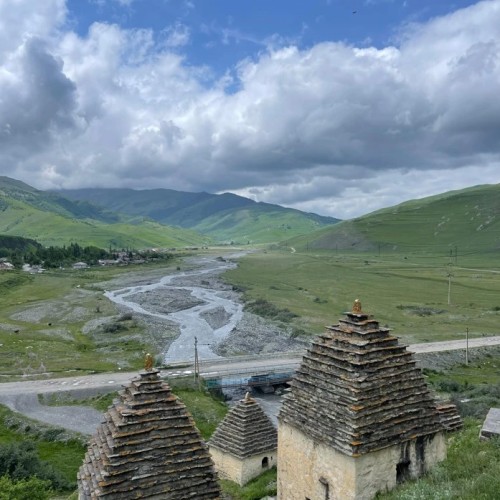 Автотрип по Северной Осетии: ущелья, башни, арт-объекты