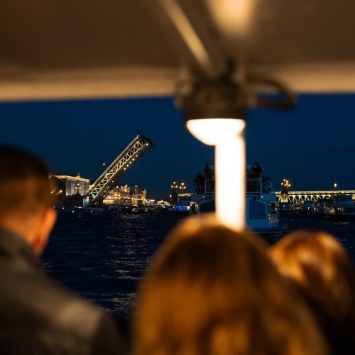 Ночная прогулка на теплоходе на развод мостов