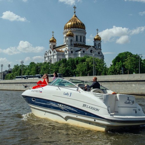 На каютной яхте «Вальяжная» по центру Москвы