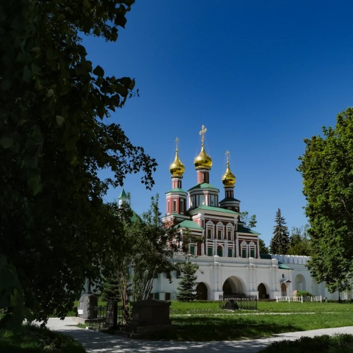 Новодевичье кладбище и Новодевичий монастырь: имена, легенды, судьбы