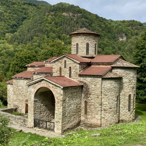 На джипах к водопадам Домбая и Архыза: индивидуальный отпуск с лёгкими треккингами