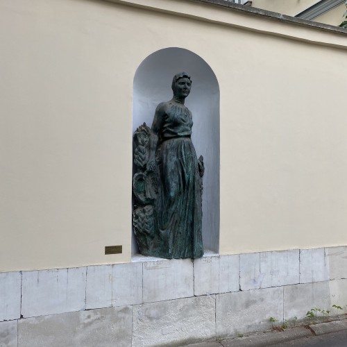 От Девичьего поля до Мухиной горы: прогулка с элементами ребуса