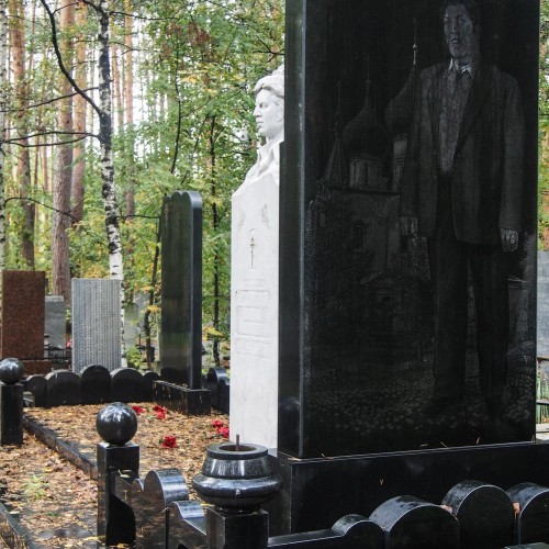 Некрополь как книга: истории постояльцев Широкой речки