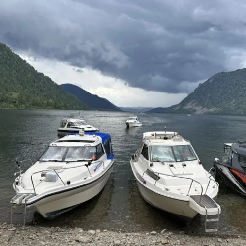 По Телецкому озеру на катере с прогулкой к водопадам