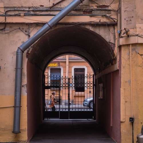 Утренняя прогулка в Петербурге — кофе, двери, дома и атмосфера