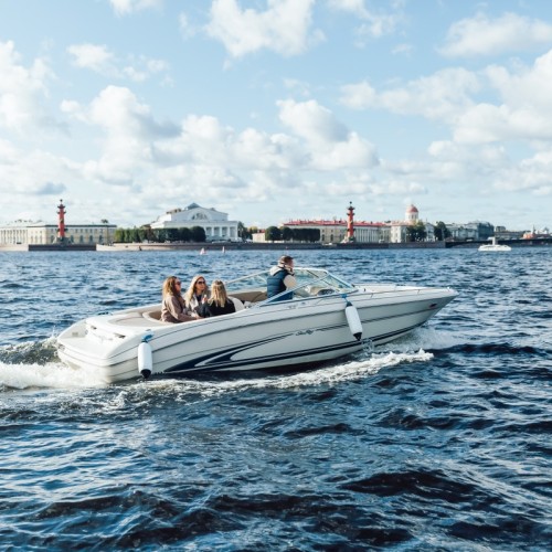 Классика Петербурга: прогулка на катере с аудиогидом или музыкой