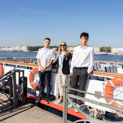 Вояж на элитном теплоходе в сопровождении гида и живой музыки