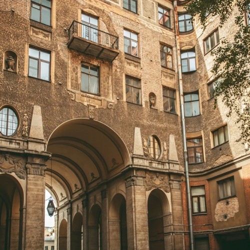 Толстовский дом снаружи и внутри