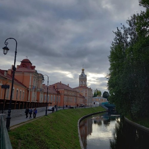 Александро-Невская лавра и Смольный собор — архитектурные жемчужины Петербурга