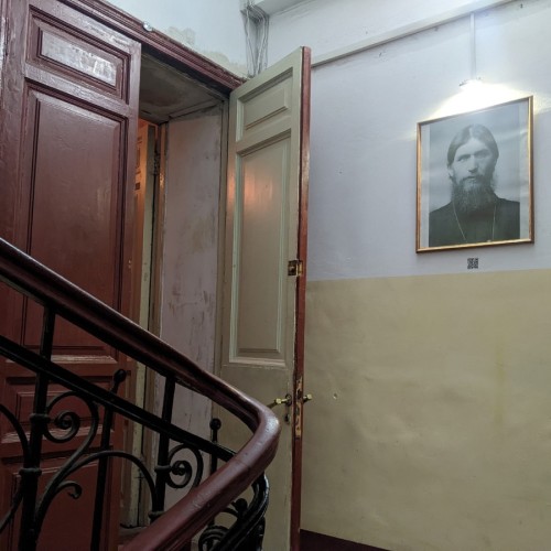 В квартиру Распутина — в составе мини-группы